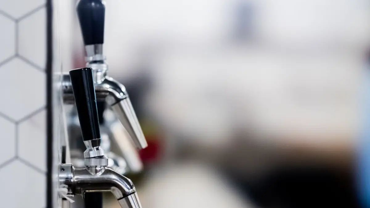 Becs de tireuse en inox au comptoir d'un bar